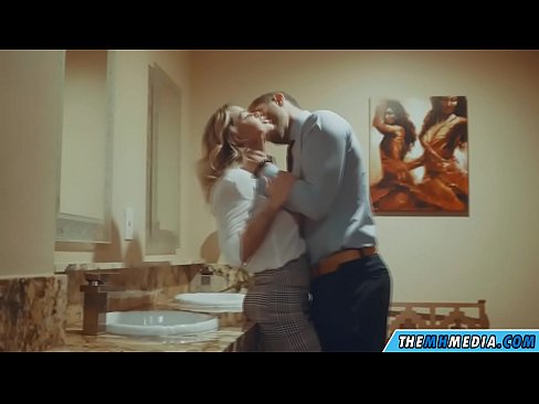 ❤️ Nuair a mheallann blonde busty tú i seomra scíthe poiblí ❤️  Just a porn  linn ❌❤